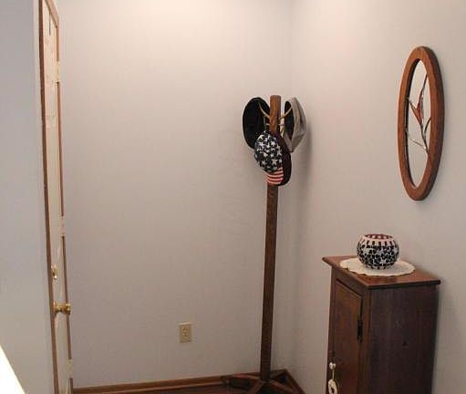 3rd image of 633 Circle Dr