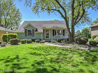 390 Red Oak Ln, Rochester Hills, MI 48307