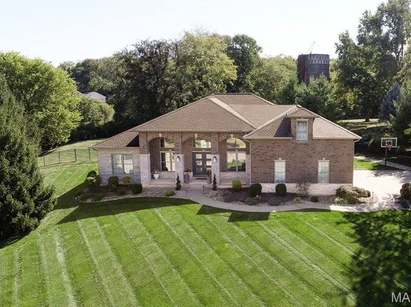 2921 Titleist Dr, Belleville, IL 62220