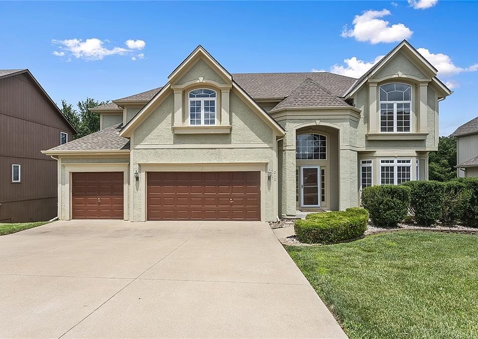 1st image of 212 NE Hidden Ridge Ln