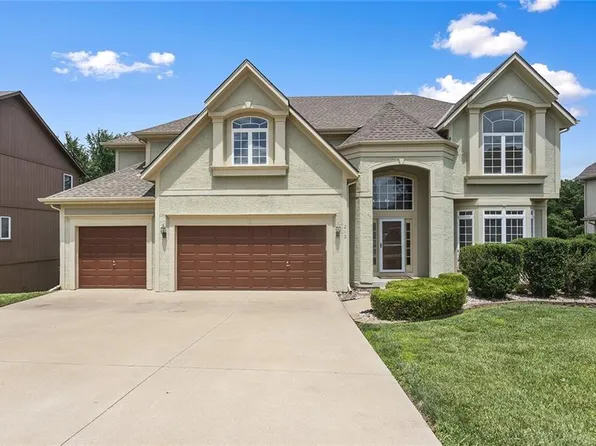 212 NE Hidden Ridge Ln, Lees Summit, MO 64064