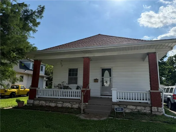 910 N Lynn St, Independence, MO 64050