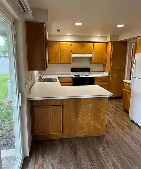 901 Rebecca Dr — Photo 15