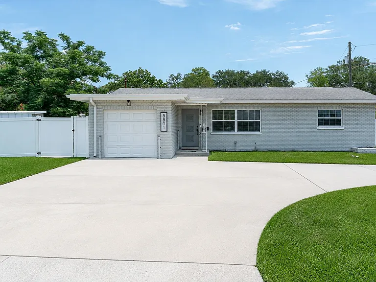 8801 Sunlit Cove Dr NE — Photo 2