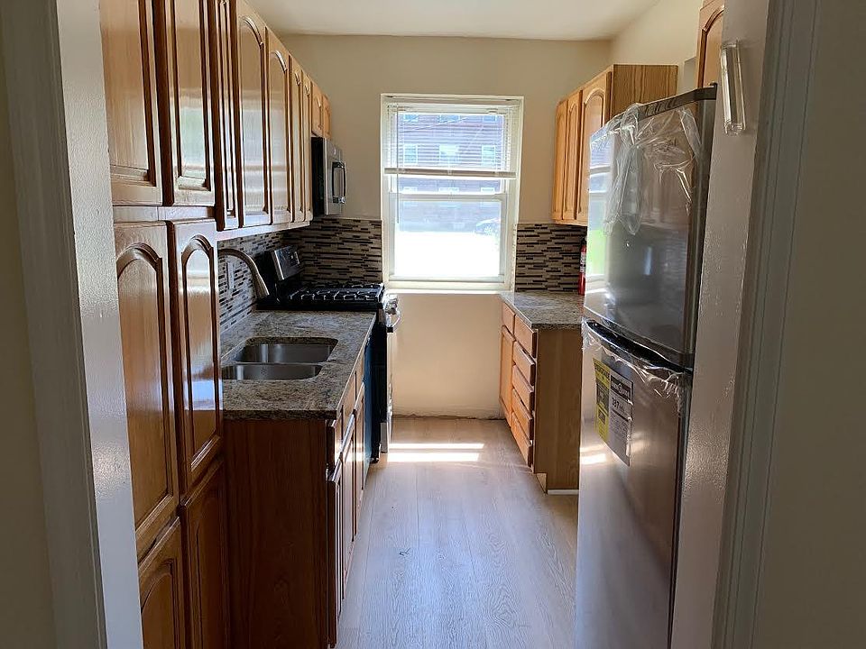 BEAUTIFULLY RENOVATED KITCHEN