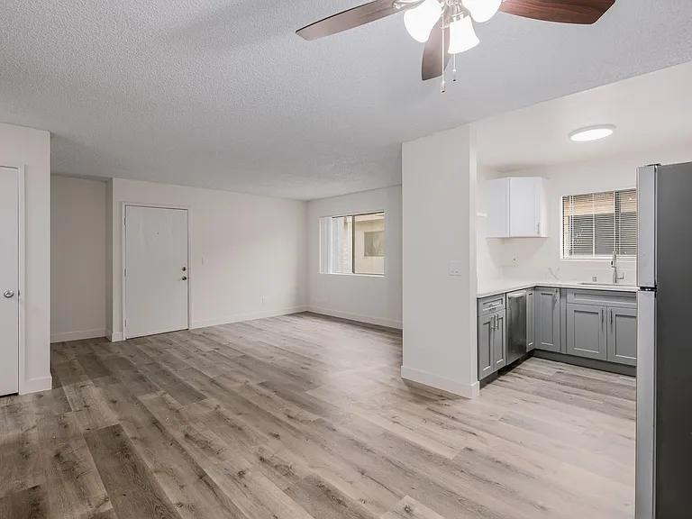 1010 - 1012 E Acacia Ave — Photo 6