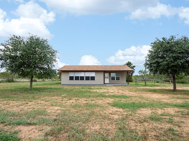 12525 N Interstate Highway 35 — Photo 2