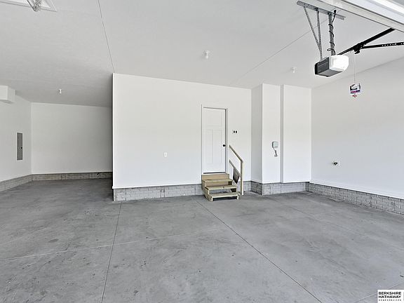 4th image of 16624 Abigail St