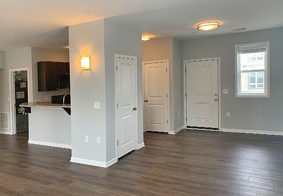 4th image of 608 Castle St #304