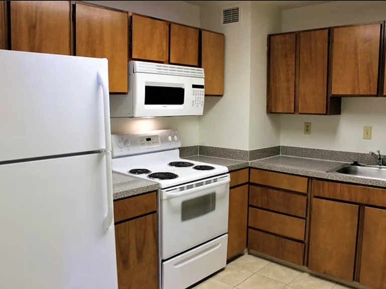 Harbor Tower Apartments — Photo 38