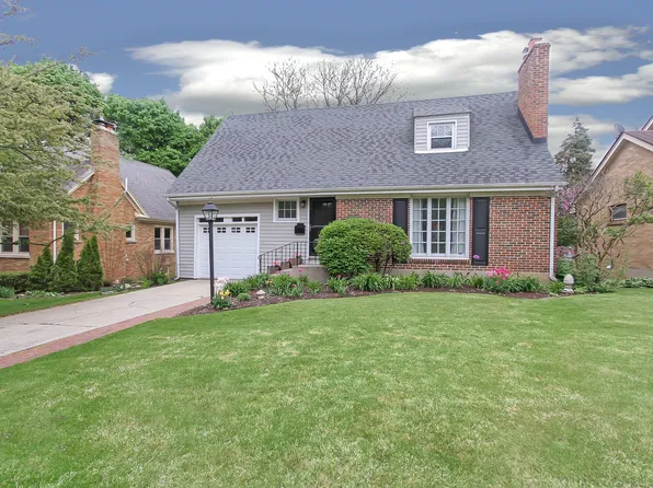 313 N Commonwealth Ave, Elgin, IL 60123