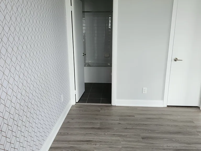135 Village Green Sq #623 — Photo 8