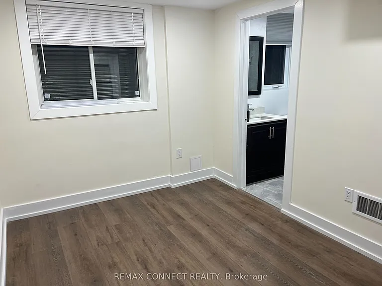 1394 Largo Cres #LOWER — Photo 10