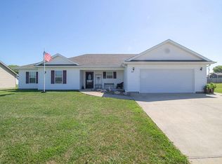 907 Mystic Dr, Centralia, MO 65240
