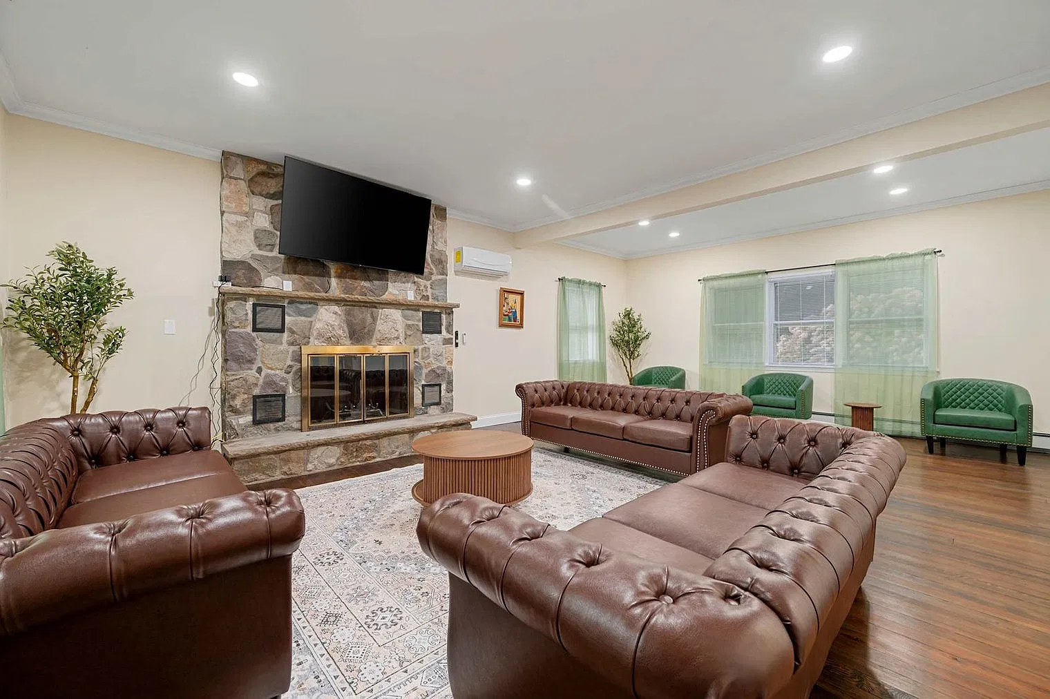 3 bed, 3.0 bath, 3885 sqft, $8,027 — Photo 1