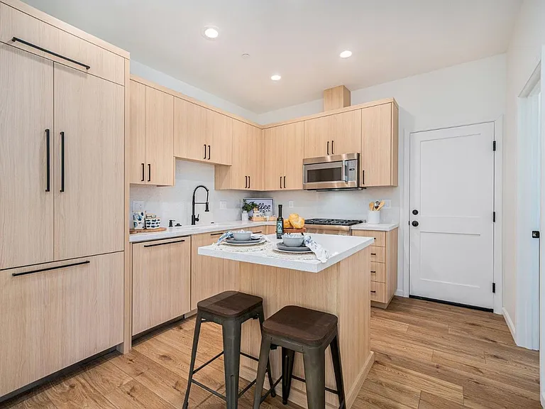 731 Beatrice St — Photo 12
