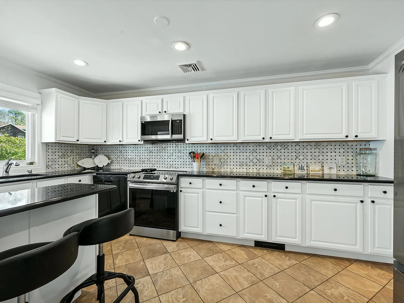 Year Round 3BR with Pool, Minutes to Village, No Broker Fee — Photo 4