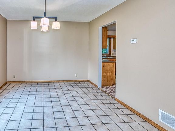 5th image of 3833 Riverton Ave