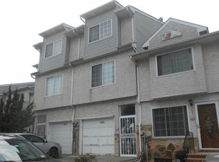 385 Skyline Dr, Staten Island, NY 10304