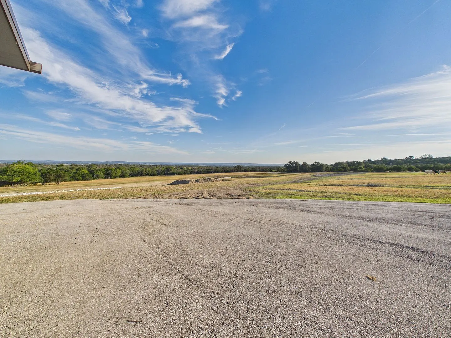 Spacious 2 Bedroom Home with Large Kitchen, Office & 18 Acres — Photo 2
