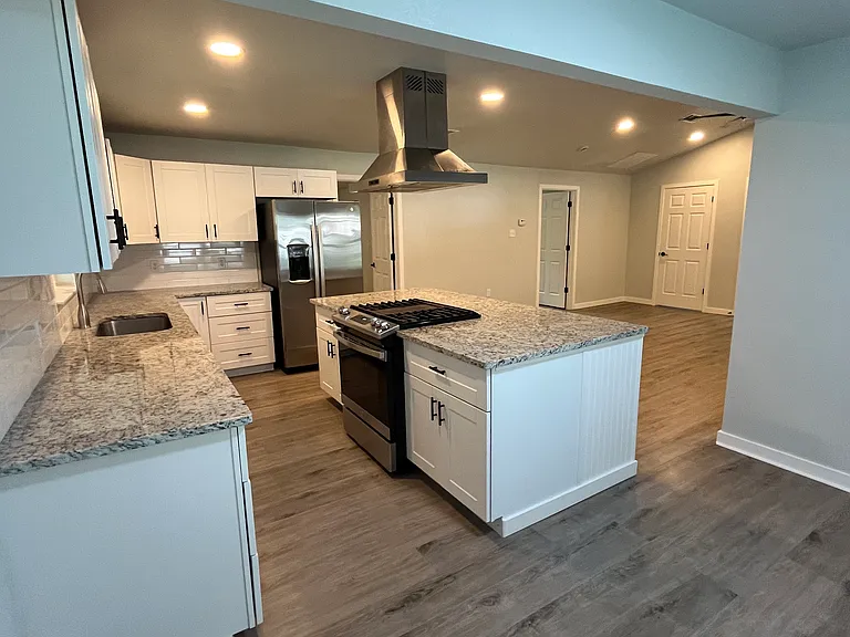 642 Astoria Ave — Photo 16