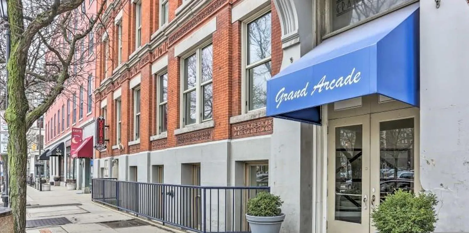 408 W Saint Clair Ave — Photo 2