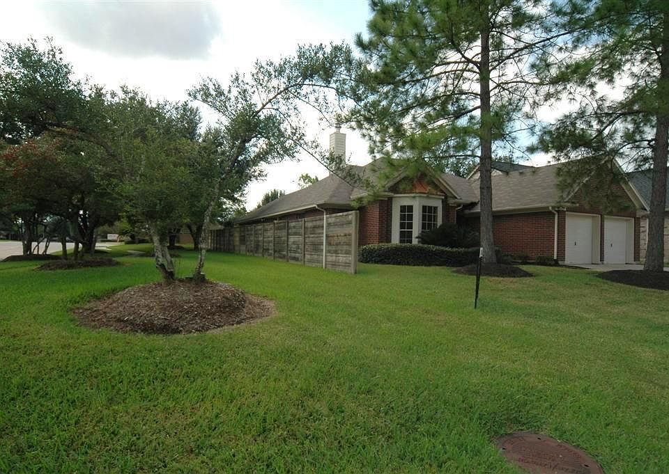 Nicely landscaped front area.