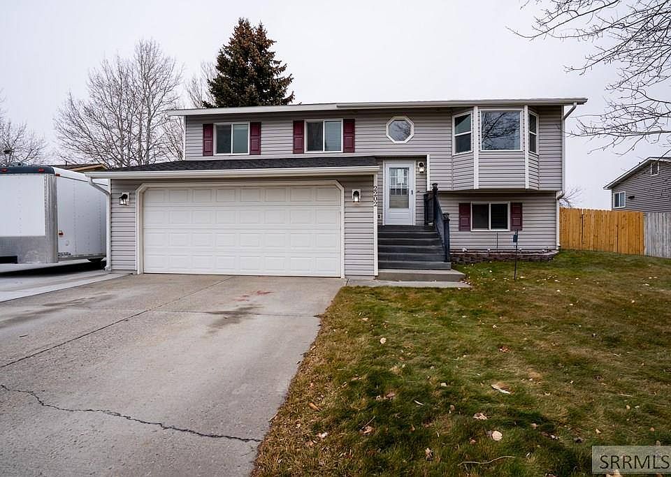 1st image of 2202 W Saddle Ln