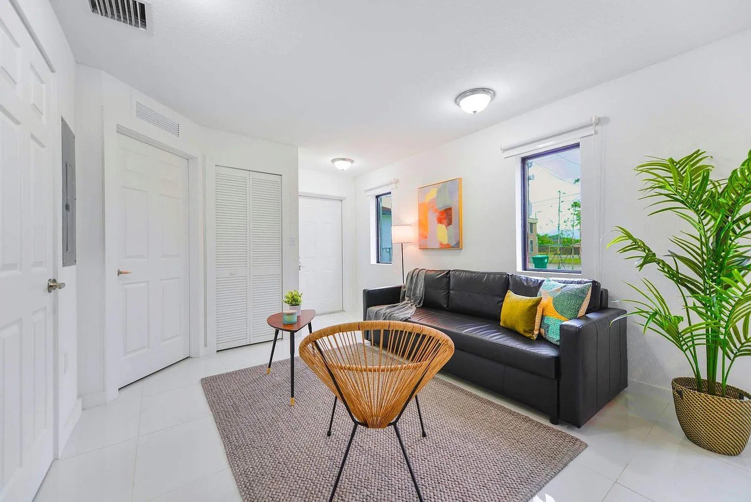 3 bed, 2.0 bath, 1184 sqft, $5,611 — Photo 1