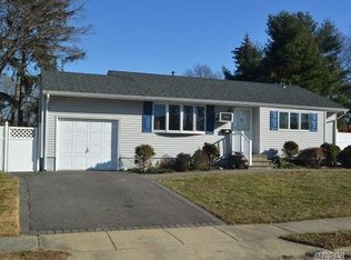 18 Whitetail Ln, Commack, NY 11725