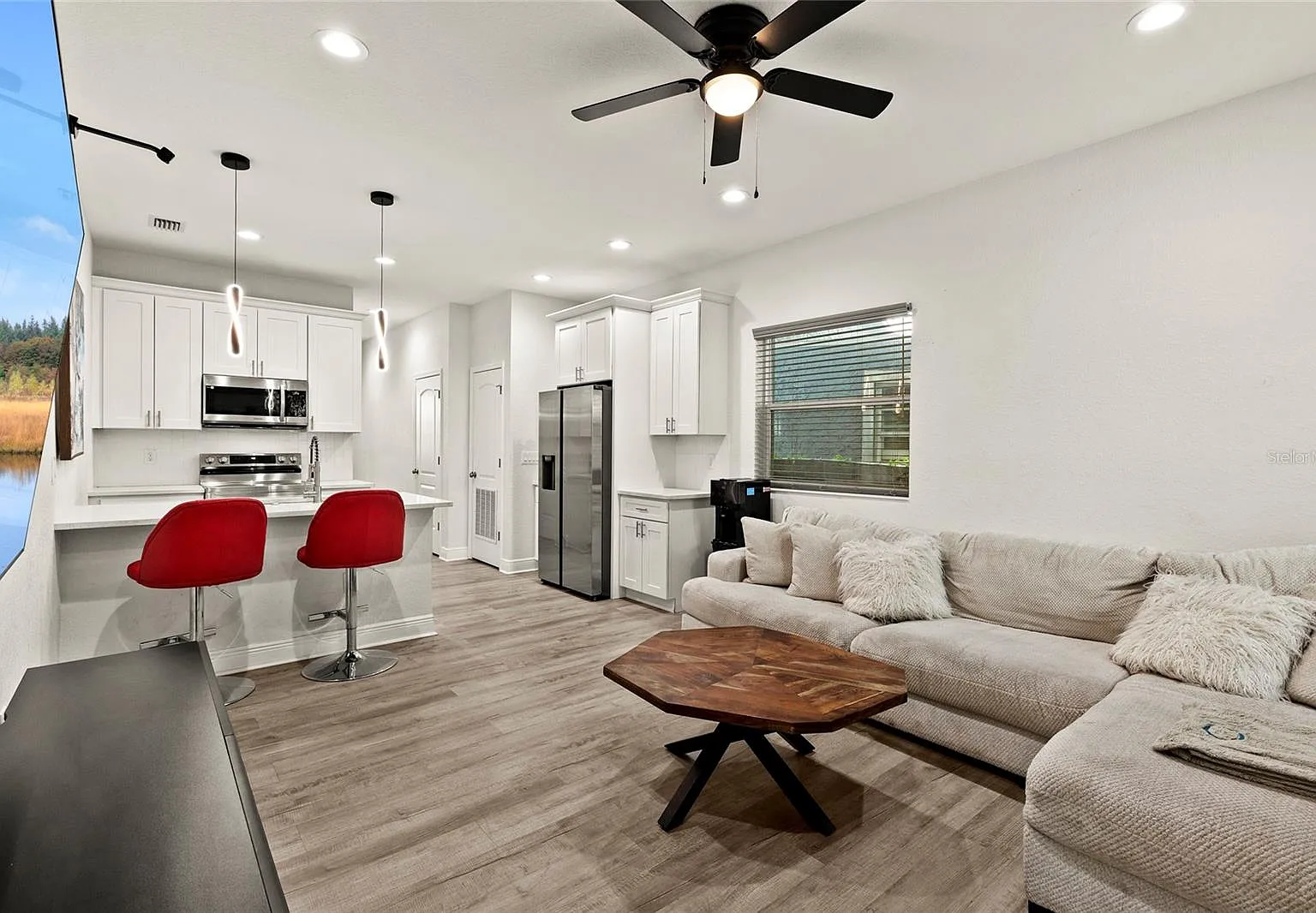 3 bed, 2.5 bath, 1384 sqft, $3,450 — Photo 2