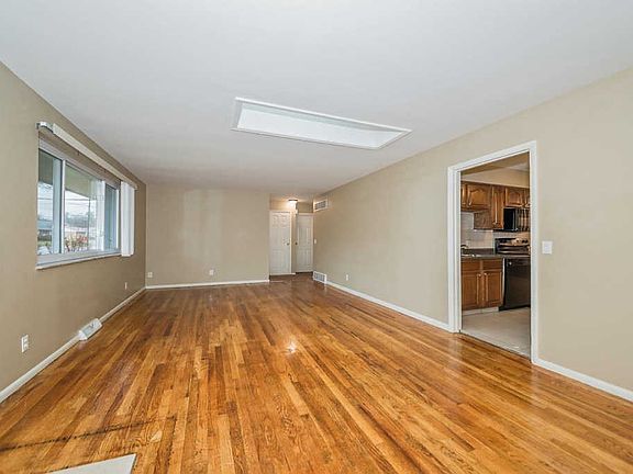 4th image of 2583 Royal Glen Dr