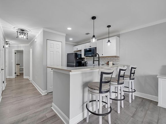 4th image of 205 Westlake Ct #205
