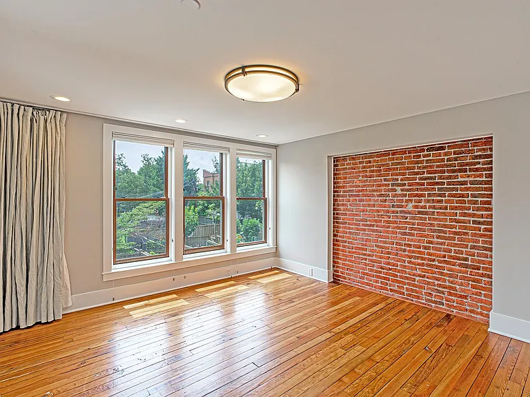 325 D St SE — Photo 35