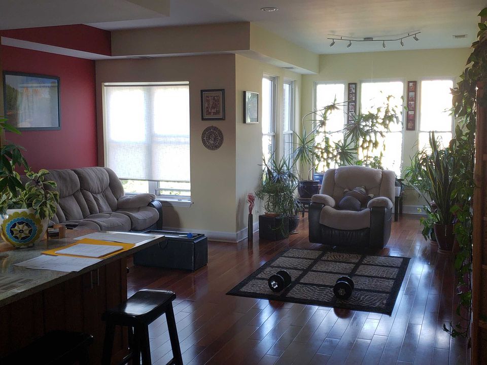 2nd image of 7620 N Greenview Ave #4N