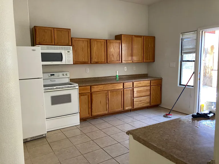 1122 Edith Blvd SE #B — Photo 6