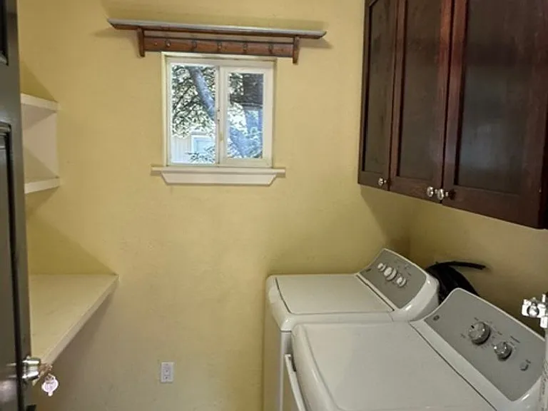 327 Mary St — Photo 10