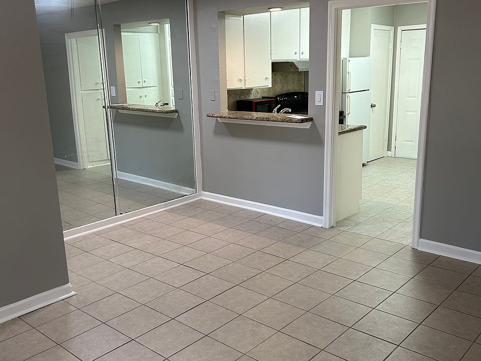 Living Room facing Breakfast nook & kitchen
