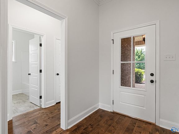 5th image of 110 Goldfinch Dr