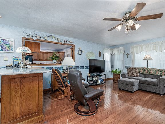 4th image of 334 S Oak Ln