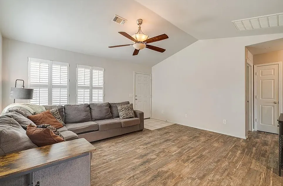 3017 Valley Dr — Photo 2