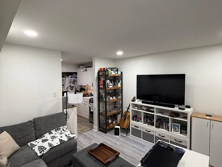 105A Gough Ave #LOWER — Photo 2