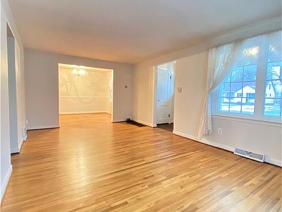 4th image of 39 Woodridge Ave