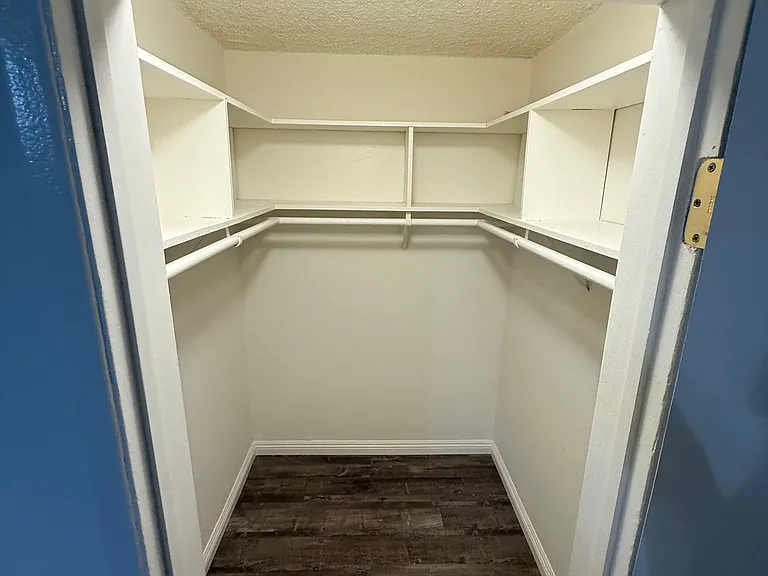 Royal Wyandotte Apartments — Photo 9