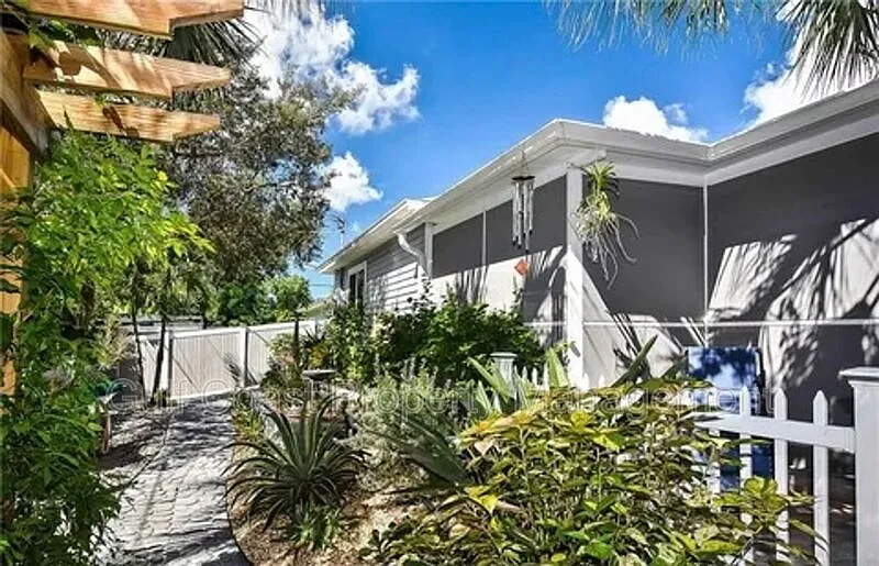 3 bed, 2.0 bath, 1300 sqft, $2,650 — Photo 3