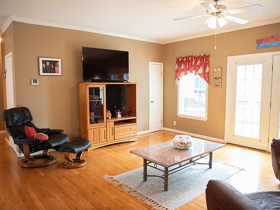 4th image of 170 Seven Oaks Dr