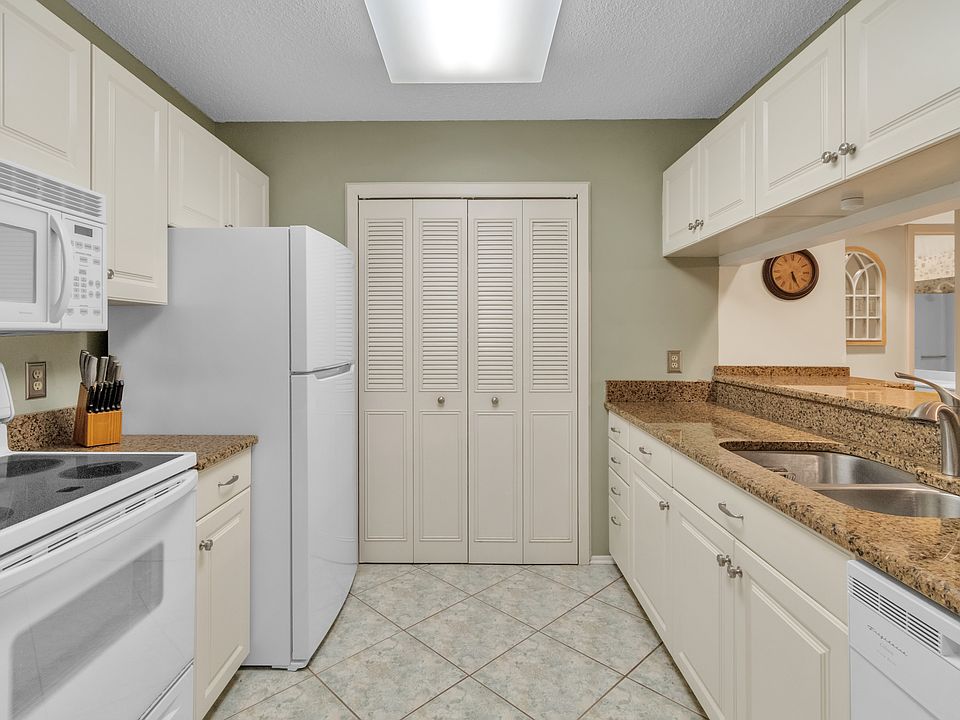 Kitchen w/ pantry