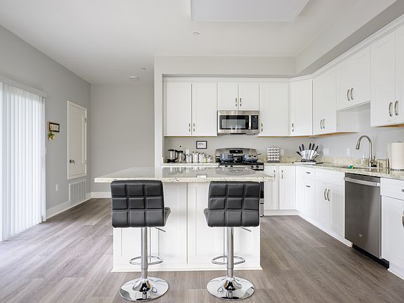 5th image of 2896 Joseph Ave #301
