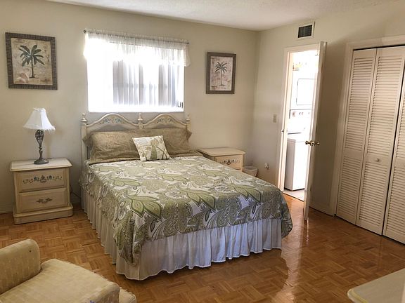Comfy Queen bed with walk in shower; has its own washer/dryer (very rare) and huge walk in closet with 6 drawer dresser