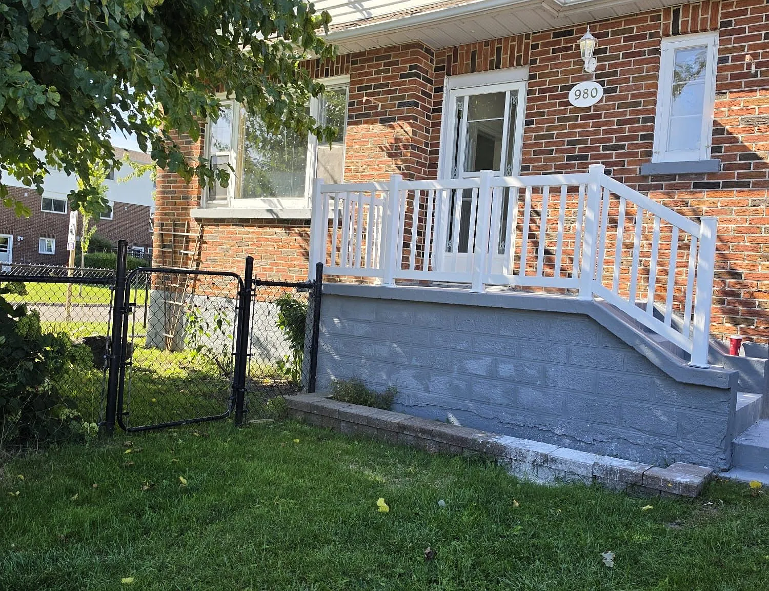 4 bed, $2,700 — Photo 1